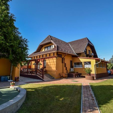 Hotel Gála Panzió Simontornya Exterior foto