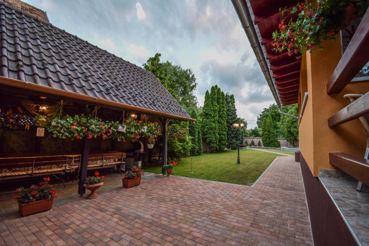 Hotel Gála Panzió Simontornya Exterior foto