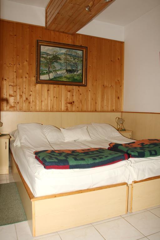 Hotel Gála Panzió Simontornya Habitación foto