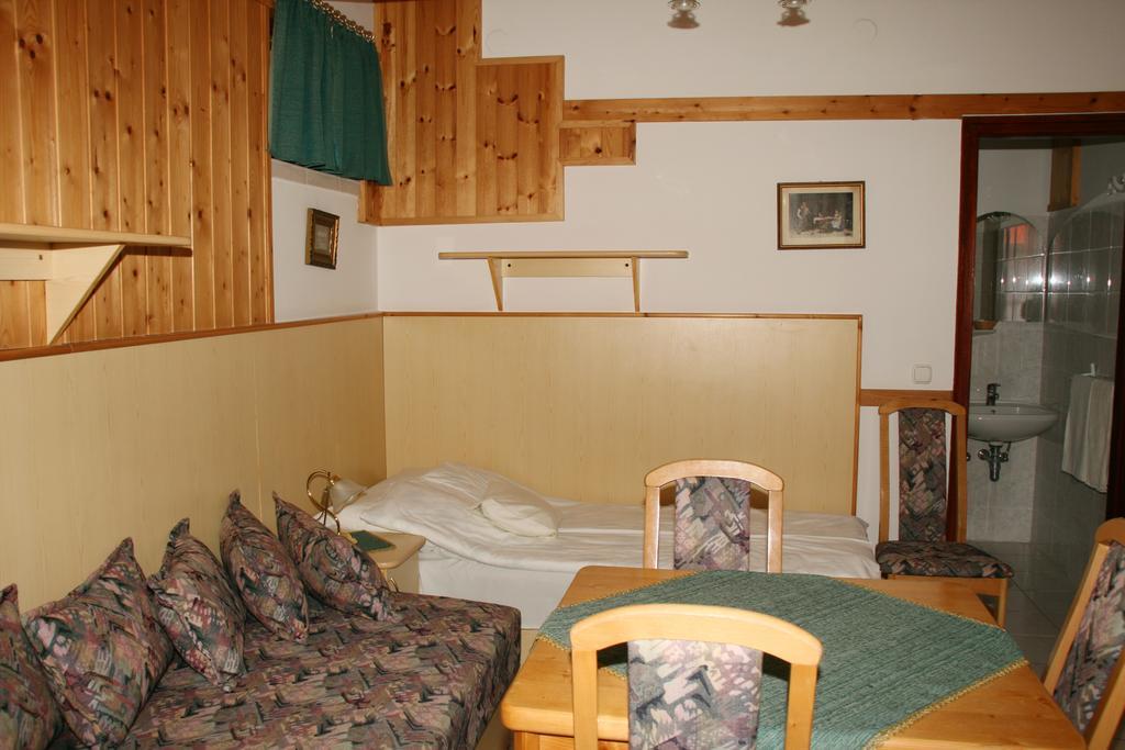 Hotel Gála Panzió Simontornya Exterior foto
