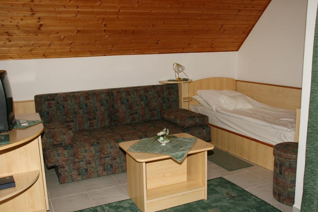 Hotel Gála Panzió Simontornya Habitación foto